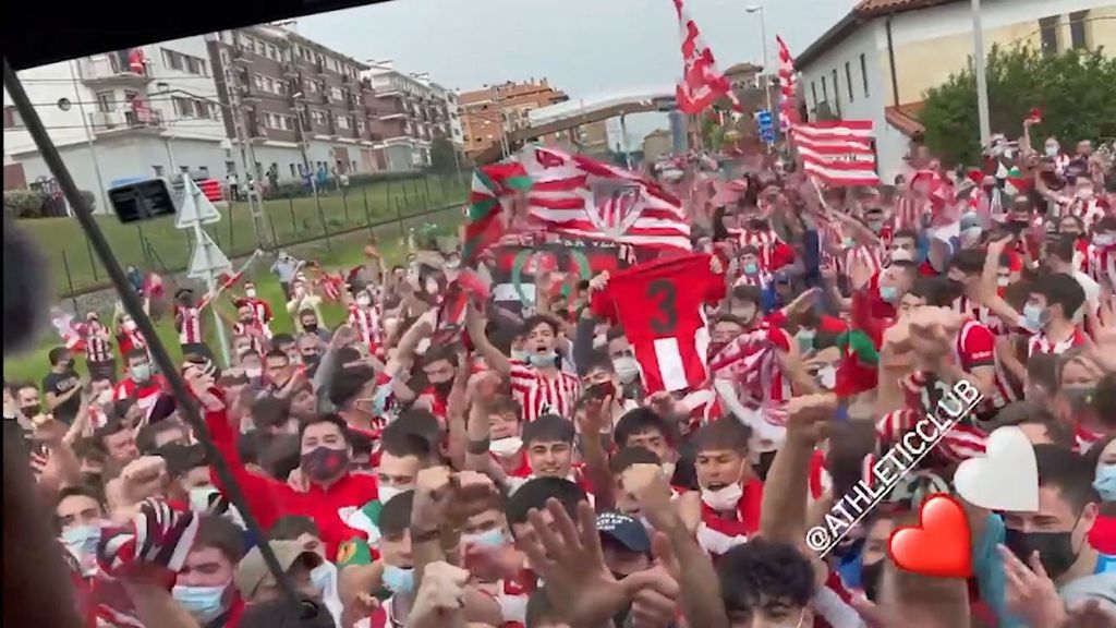 Así sintieron los jugadores del Athletic el calor de la afición saliendo de Lezama