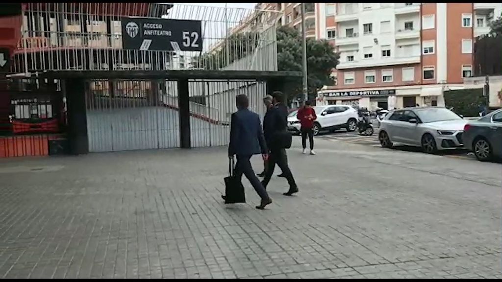 Comienza la junta de Accionistas y el hijo de Lim no se deja ver