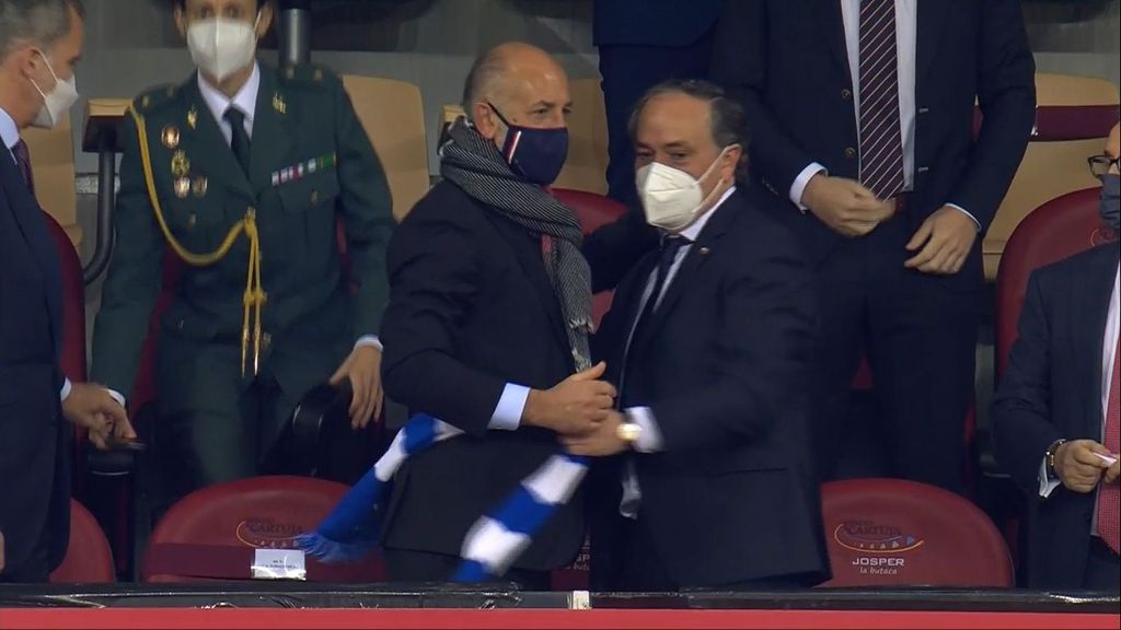 (MEDIASET) Un ejemplo para el fútbol: el abrazo de los presidentes de la Real y el Athletic al final del partido