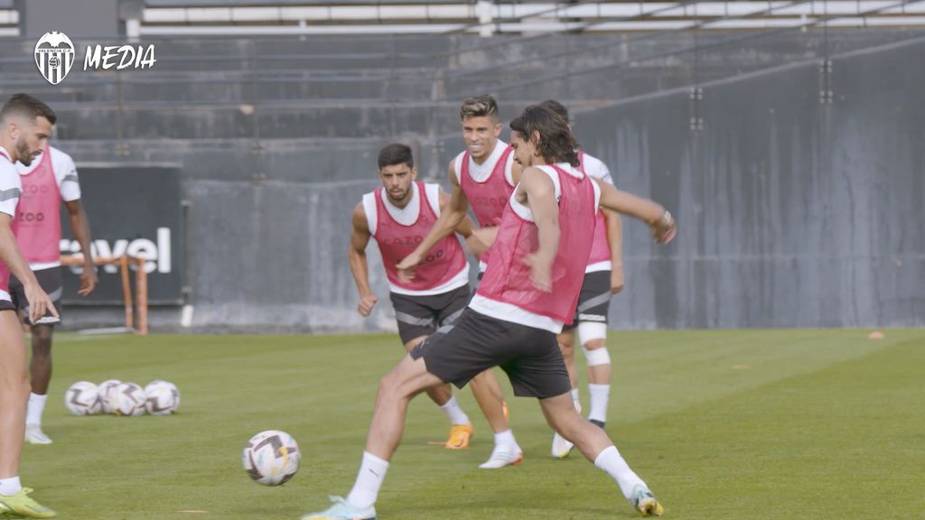 Cavani y Guillamón entrenan para jugar en Sevilla