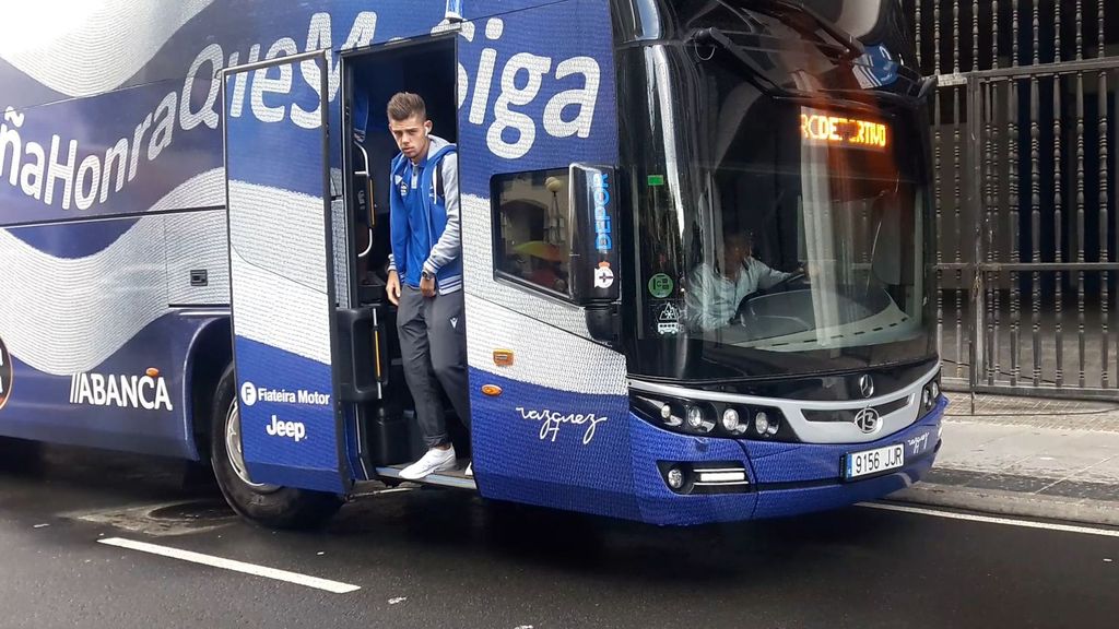 Llegada del autobús del Deportivo a Abanca Riazor