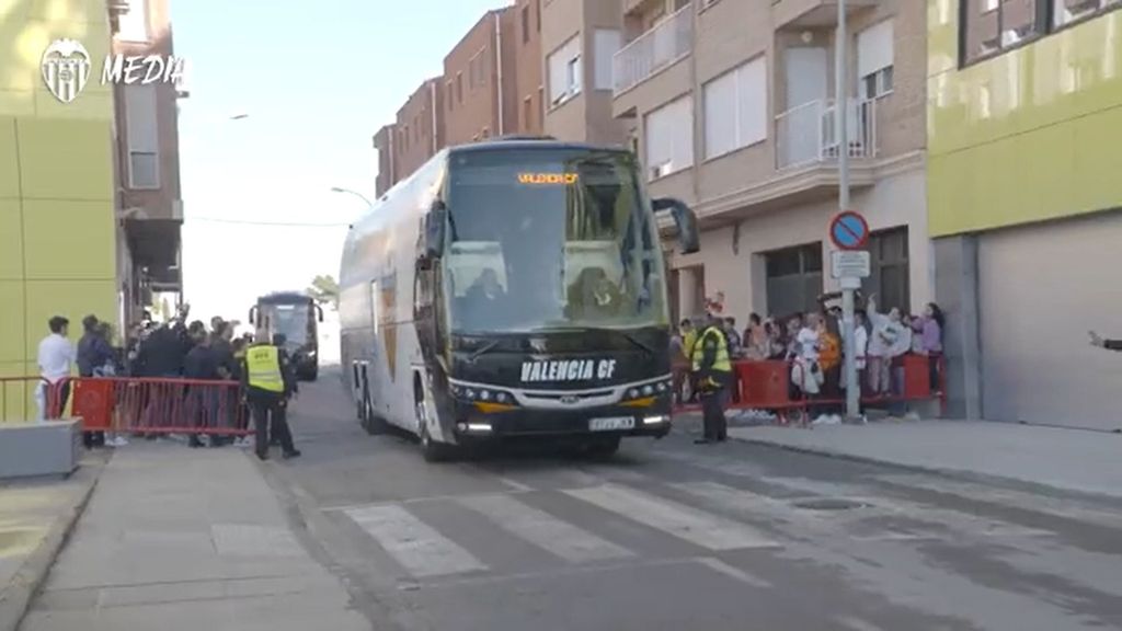 La afición del Valencia recibe a su equipo en Villarreal
