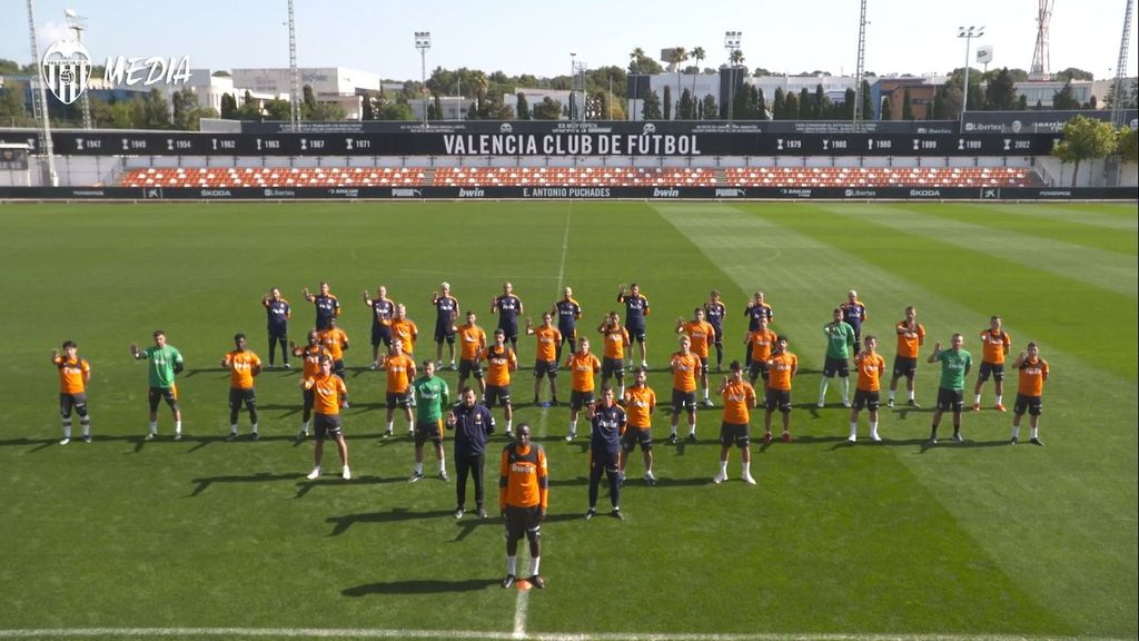La plantilla arropa a Diakhaby en Paterna