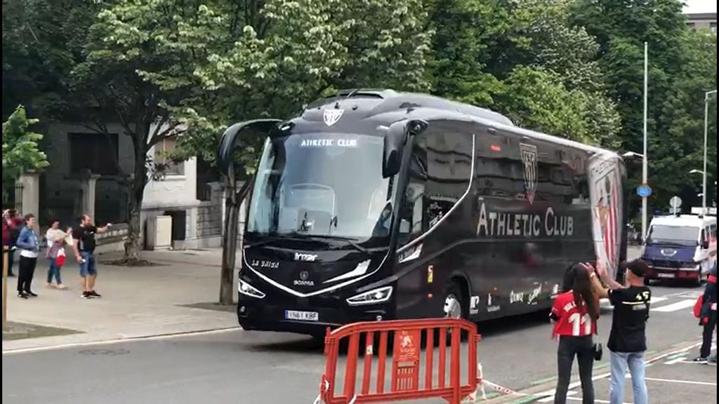 Llegada del Atlhetic a San Mamés antes del partido frente al Elche
