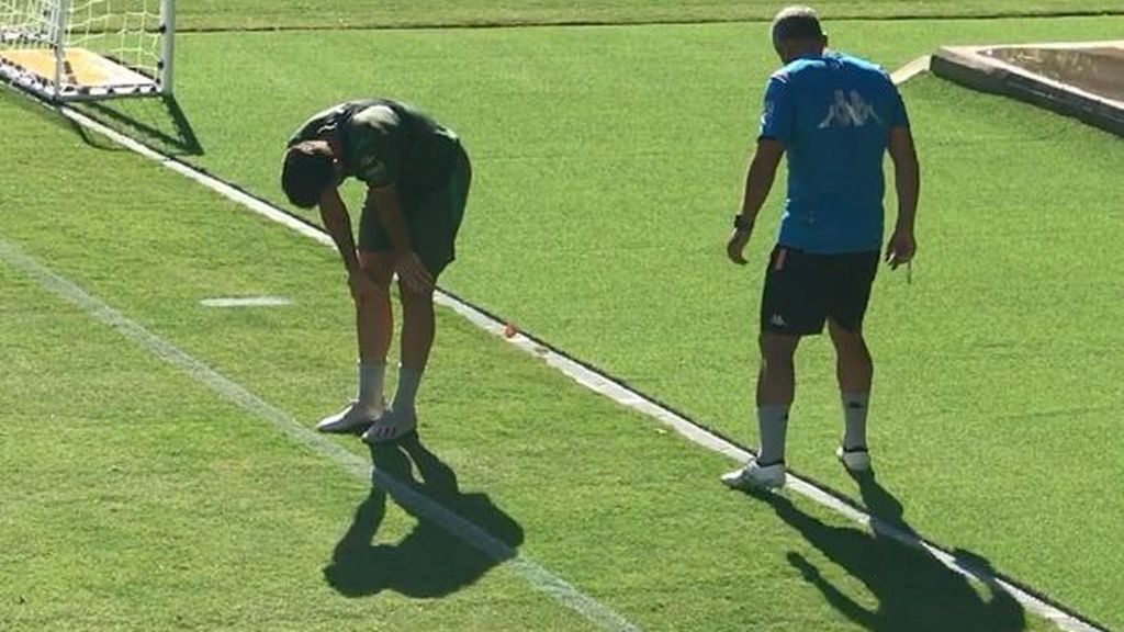 El susto de Barragán en el entrenamiento del Betis