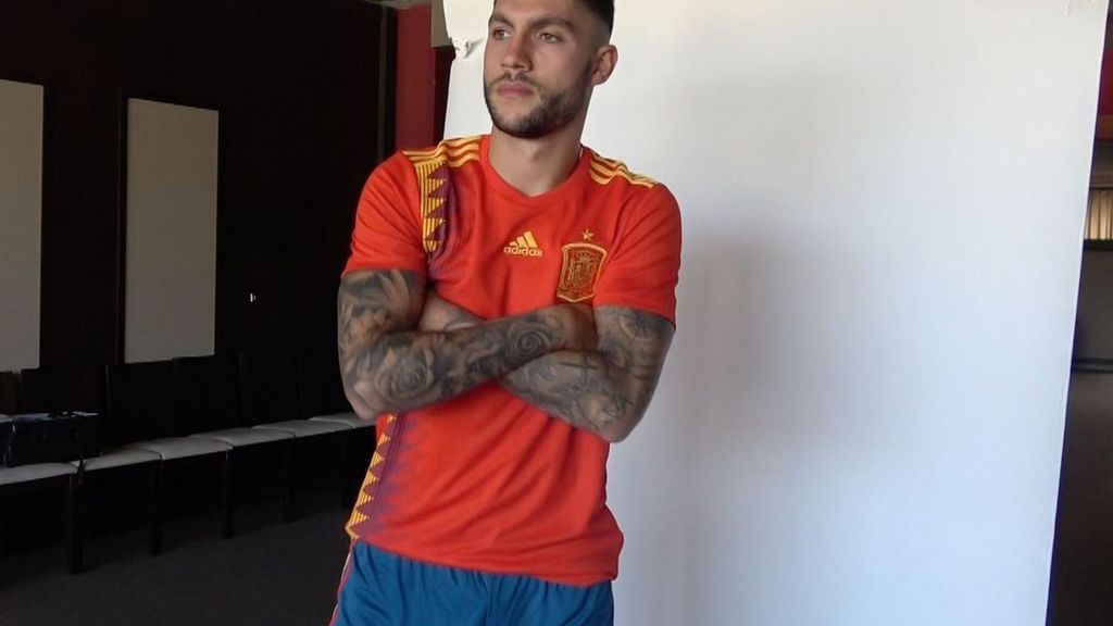 Unai Núñez posa por primera vez con la camiseta de España