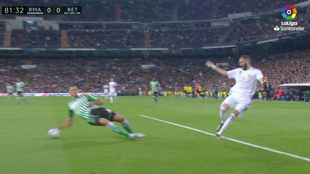 Real Madrid-Betis: Mano de Feddal