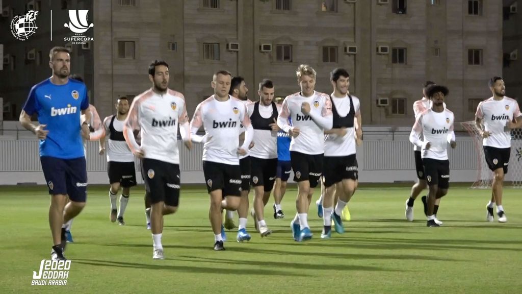 Valencia-Real Madrid: El Valencia entrena en Yeda preparando la Supercopa de España