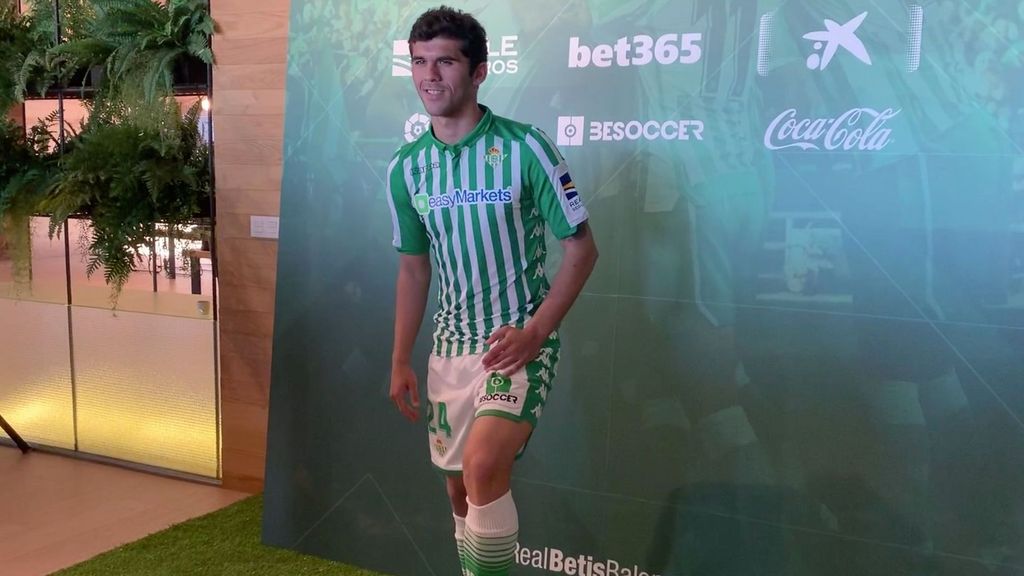 Aleñá posa con la camiseta del Betis