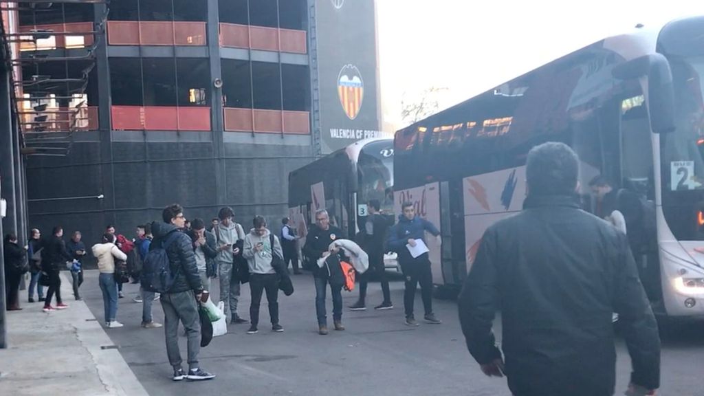 Los autobuses de la afición del Valencia regresan de Italia y lo hacen creyendo en la remontada en Mestalla