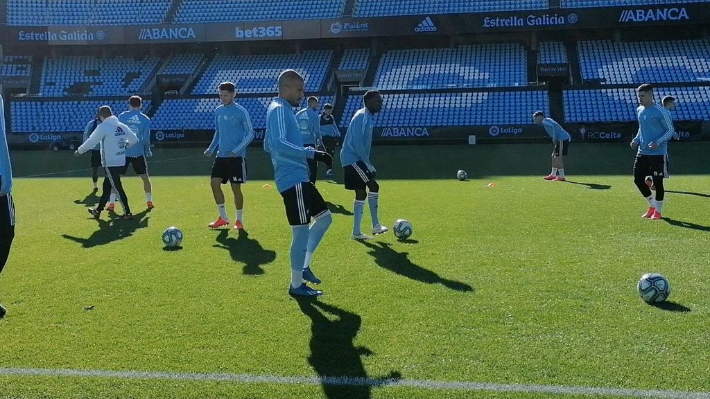 Rafinha toca balón en el entrenamiento del Celta (21-02-2020)