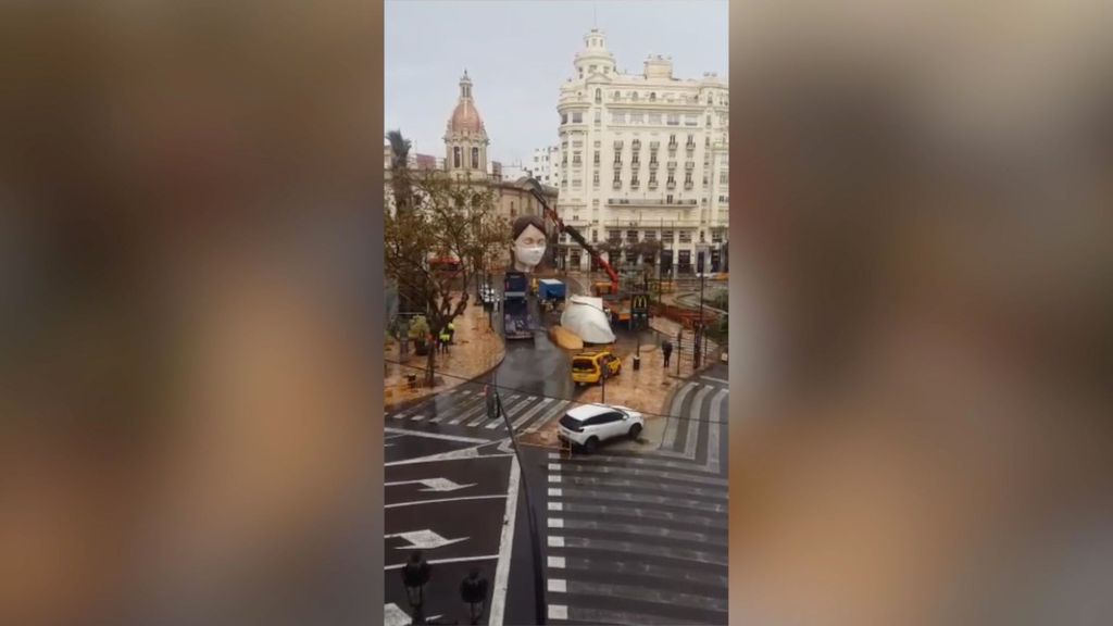 Retiran en secreto la Falla del Ayuntamiento no quemada