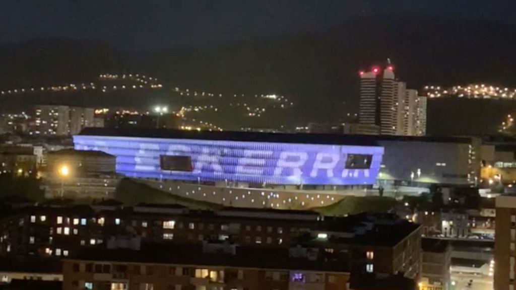 San Mamés se iluminó de azul en homenaje a los profesionales sanitarios