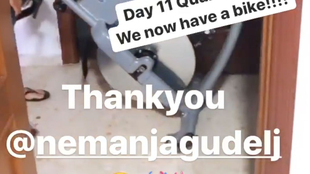 El sevillista Gudelj le regala una bici estática a la internacional mejicana del Valencia Mónica Flores