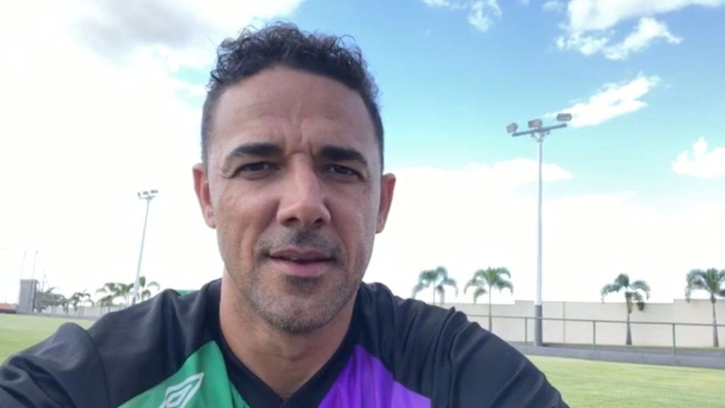 El campo de fútbol de Weligton y sus 'trofeos' malaguistas