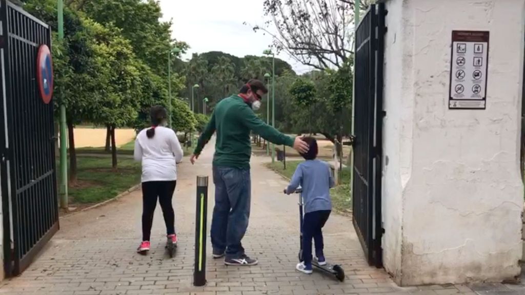Imágenes de los niños que ya han salido a la calle acompañados por sus padres