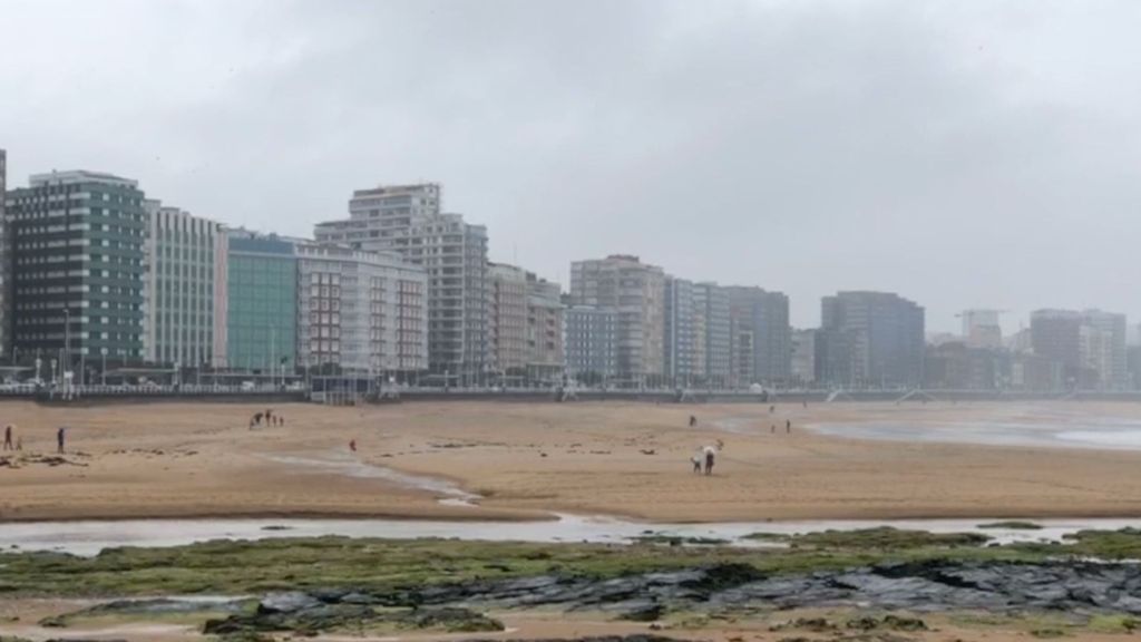 Niños de Gijón salen a pasear por primera vez en la desescalada