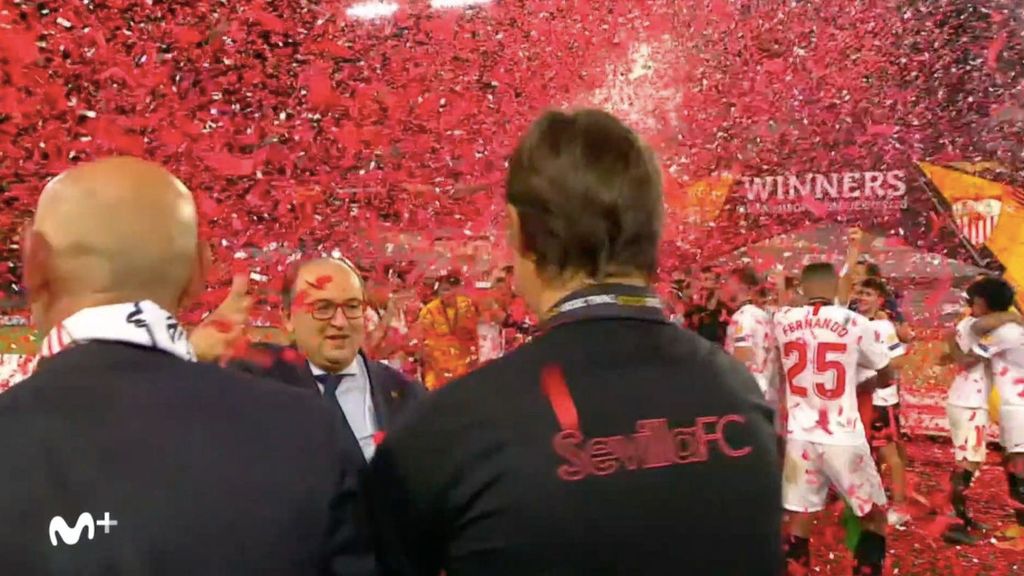 El emotivo abrazo entre Pepe Castro y Lopetegui, con Monchi de testigo, tras ganar la sexta Europa League