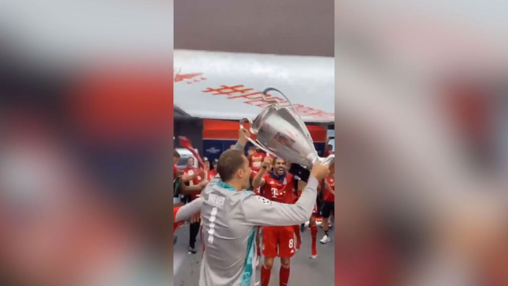 El tamborilero Javi Martínez celebra la Champions 2020