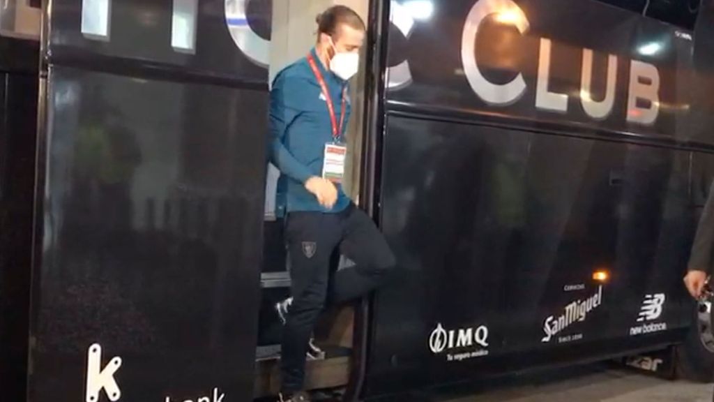 Muniain se baja del autobús antes del Betis-Athletic