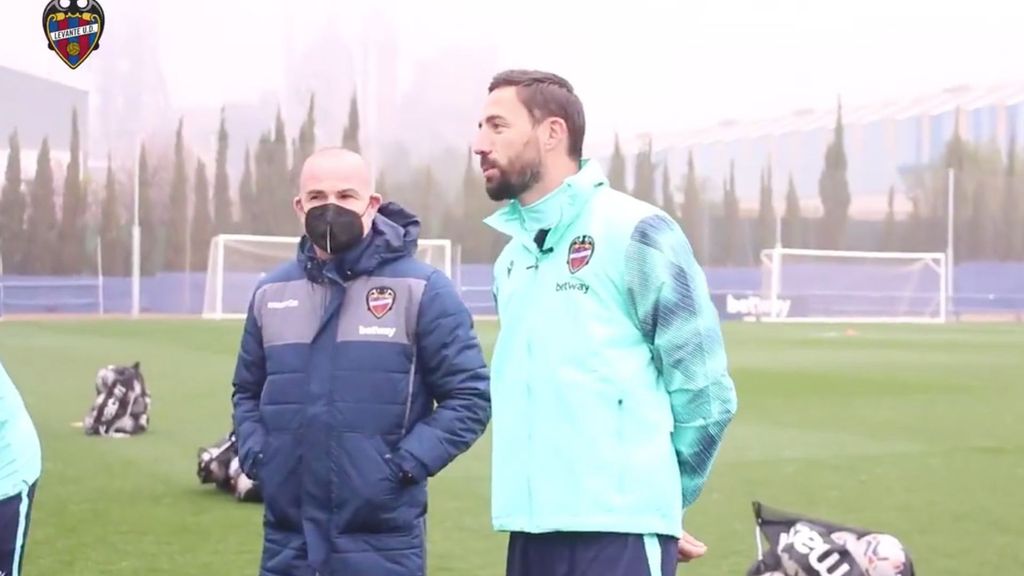 Morales anuncia su renovación en el entrenamiento del Levante