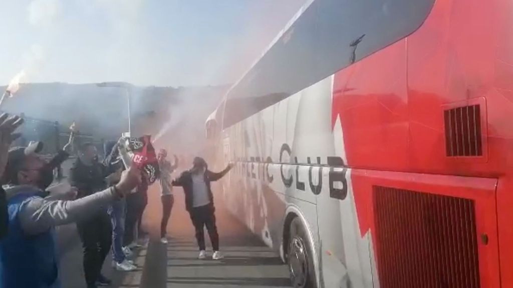 Espectacular: Los ánimos de la afición en la salida del Athletic de Bilbao hacia Valencia