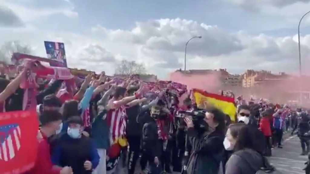 Sin distancia de seguridad: El multitudinario recibimiento al Atlético de Madrid antes del derbi