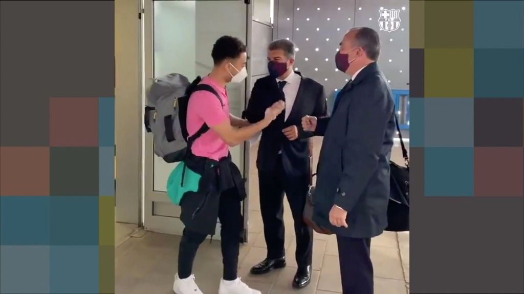 El peculiar saludo entre Sergiño Dest y Joan Laporta en el viaje hacia París