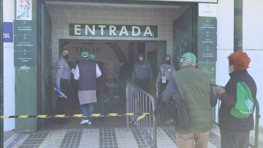 Los aficionados del Betis vuelven a disfrutar del fútbol en directo: Betis Deportivo-Linares