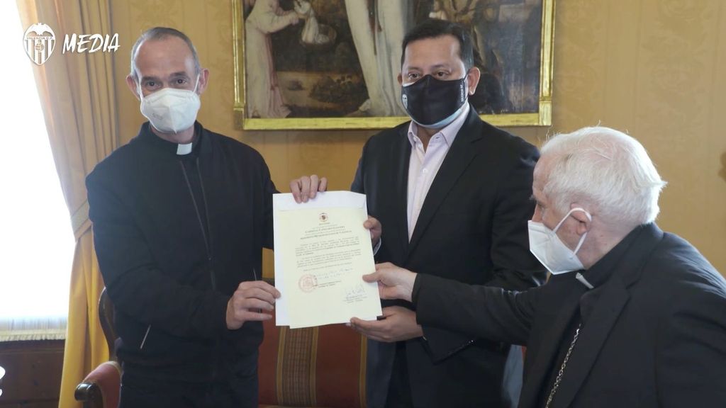 Álvaro Almenar, un fichaje celestial para el Valencia CF; así es el nuevo capellán del club