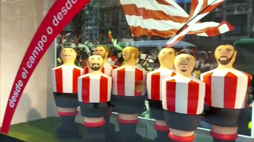 Futbolín gigante del Athletic Club en El Corte Inglés como colorido para las finales de Copa