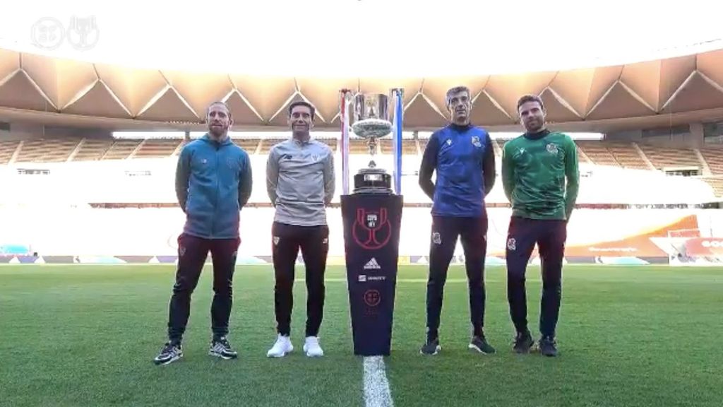 La foto oficial del Athletic Club y la Real Sociedad en la previa de la final de Copa con el trofeo sobre el césped de La Cartuja