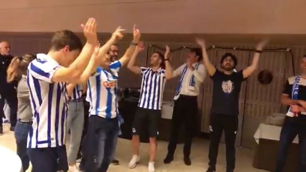 Final Copa del Rey 2020 Athletic Club-Real Sociedad: Celebración del título en el hotel de la Real, suena de fondo la 'Marcha de San Sebastián'