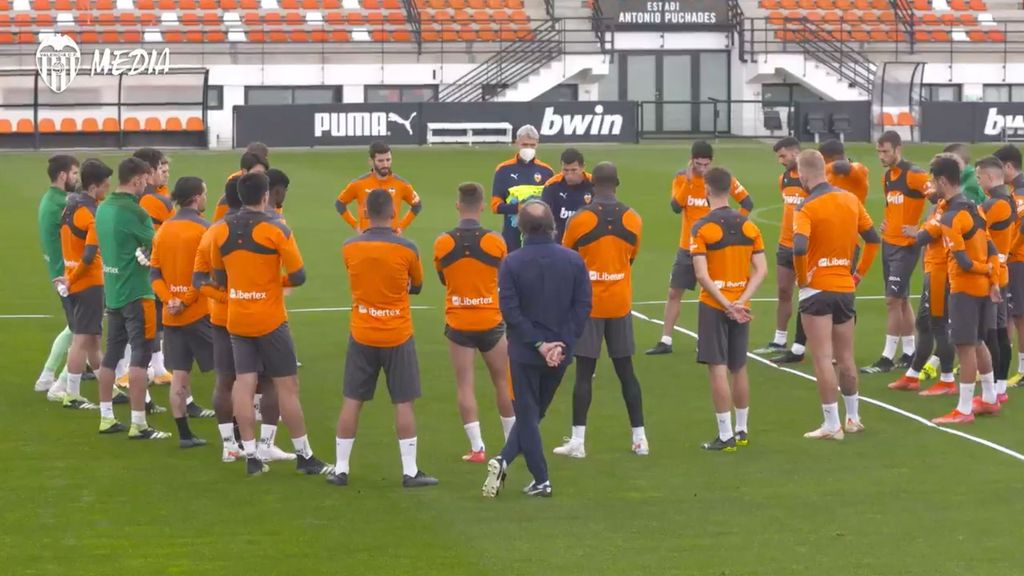 Entrenamiento del Valencia preparando el partido contra el Betis antes de la comida de hermandad