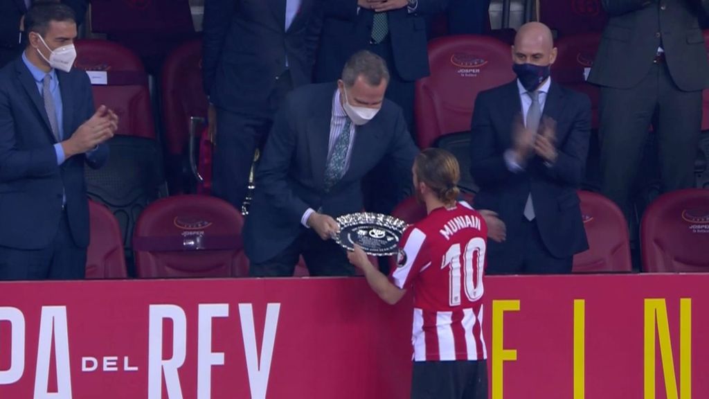(Mediaset) Muniain recoge el trofeo de subcampeón de la Copa del Rey