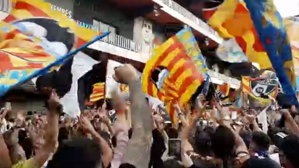 La afición del Valencia desata su pasión a las puertas de Mestalla