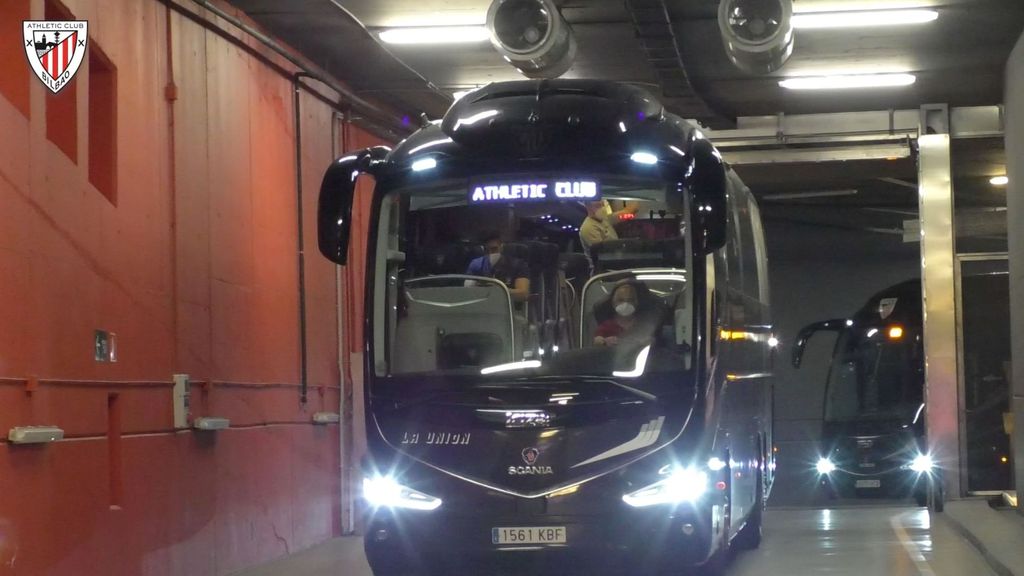La llegada del autobús del Athletic en la previa al choque frente al Osasuna
