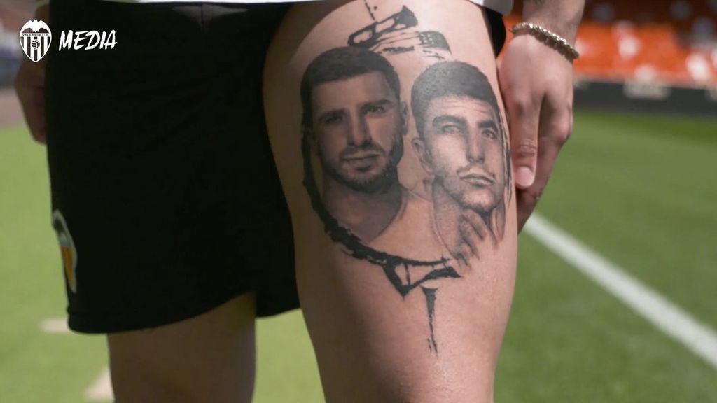 Un aficionado se tatúa a Carlos Soler y Gayà en Mestalla