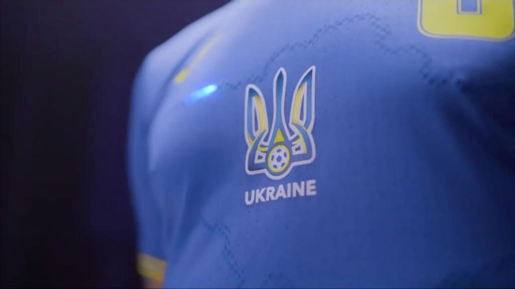 (Mediaset) Ucrania anuncia su camiseta para la Eurocopa, Rusia estalla y pide "prohibirla" y la UEFA dice 'no'