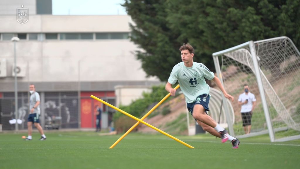 Entrenamiento escalonado de los futbolistas de la selección por el positivo de Busquets
