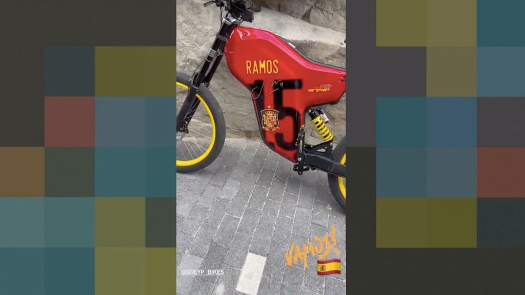 Sergio Ramos muestra su apoyo a la selección para la Euro 2020 presentando su moto personalizada para la ocasión