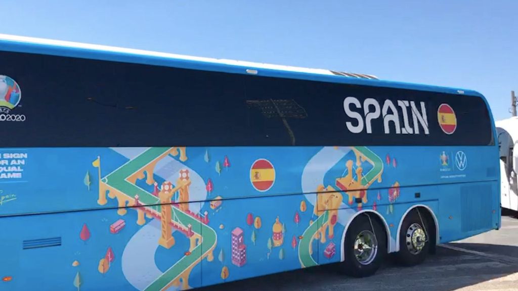 Llegada del autobús de España al decisivo encuentro ante Eslovaquia de la Eurocopa 2020 en La Cartuja