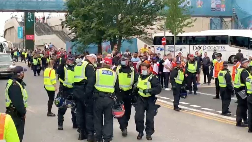 (MEDIASET) Batalla campal y locura total en Wembley y sus accesos: botellas volando y la policía desbordada
