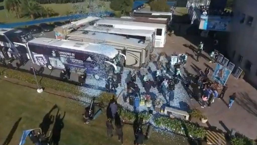 Así celebró la selección argentina la Copa América 2021: Desde el autobús, en Ezeiza, con bengalas, confeti y drones