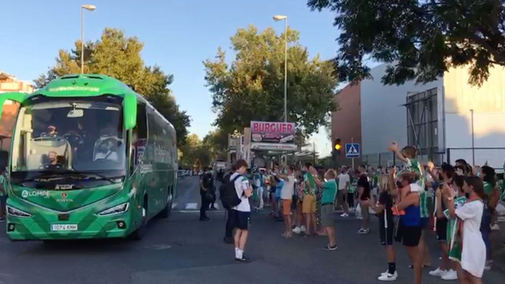 Betis-Roma: Así recibió la afición verdiblanca al autobús en la llegada al Benito Villamarín