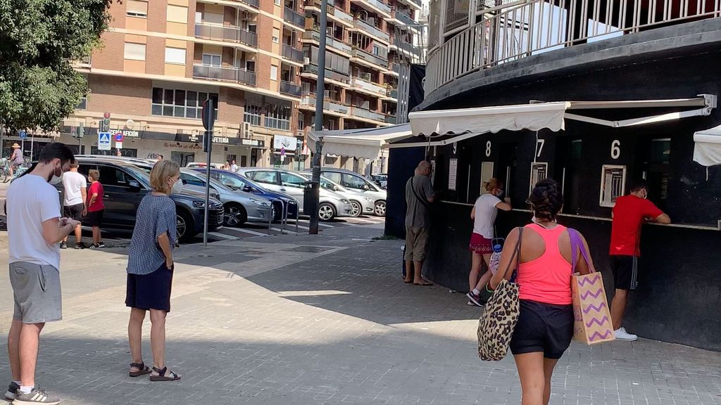 Colas en Mestalla para comprar entradas para el Madrid tras la caída de la web