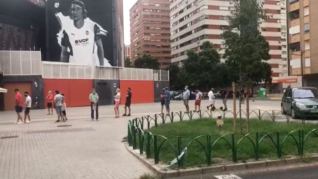 Colas en Mestalla para comprar entradas para el partido contra el Real Madrid