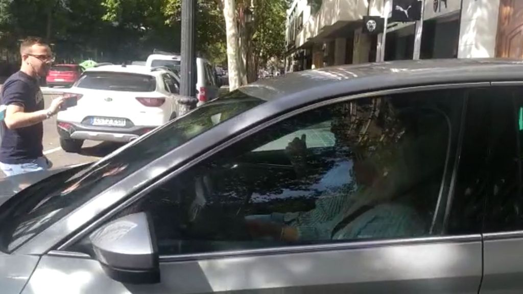 Daniel Wass sale de las oficinas del Valencia CF