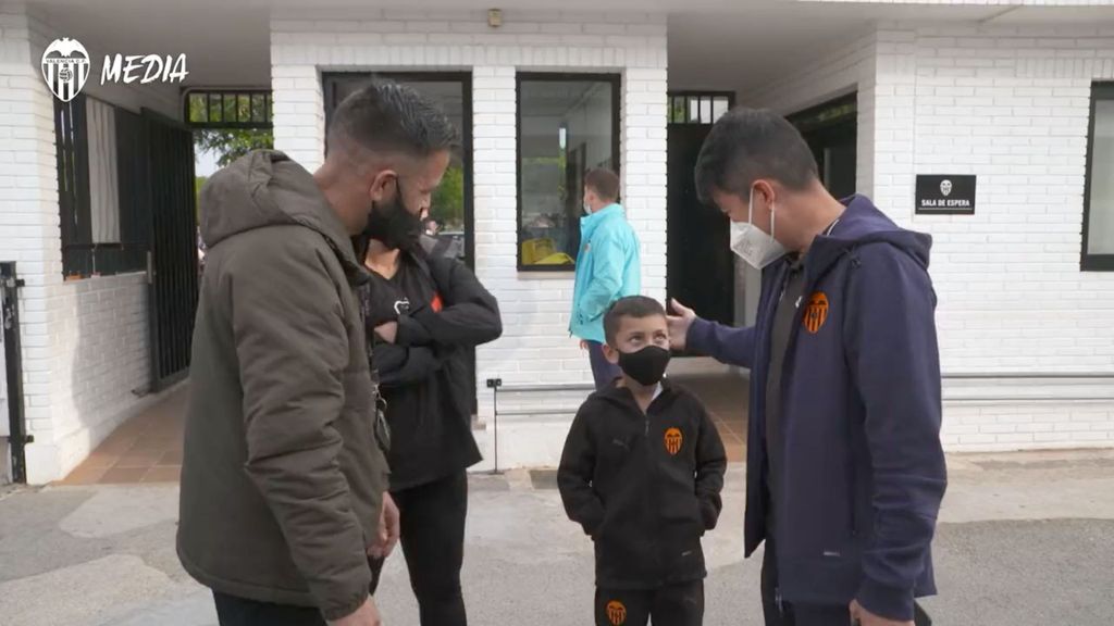 Carlos Soler le da una sorpresa a un niño que tiene que dejar el fútbol por una enfermedad rara