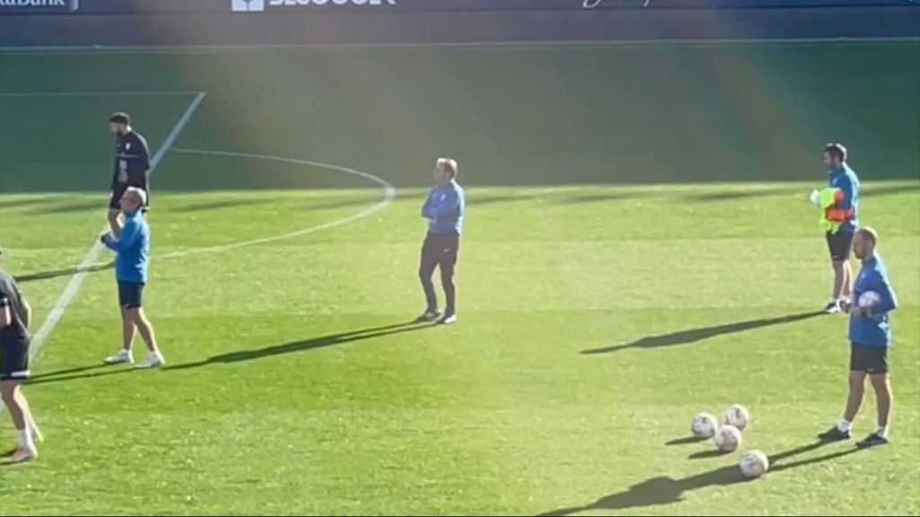 Natxo González, contemplativo en su primer entrenamiento con el Málaga